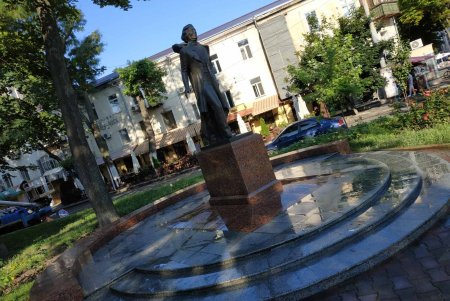 Коммунальщики в Приморском районе помыли памятники, а также навели чистоту возле бюветов (фото)