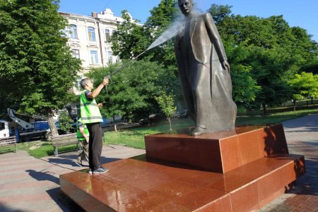 Коммунальщики в Приморском районе помыли памятники, а также навели чистоту возле бюветов (фото)
