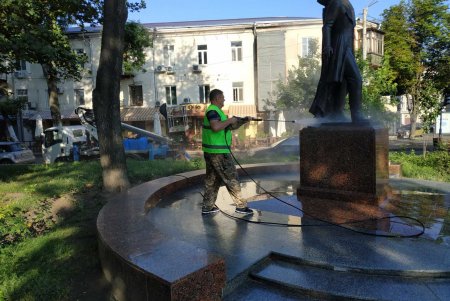 Коммунальщики в Приморском районе помыли памятники, а также навели чистоту возле бюветов (фото)