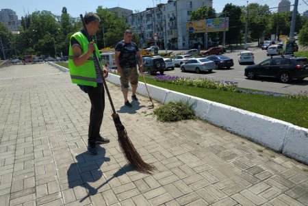 Коммунальщики в Приморском районе помыли памятники, а также навели чистоту возле бюветов (фото)