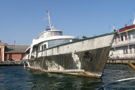 Американские и украинские водолазы подняли в Одесском порту затонувший пять лет назад катер Брежнева (фото) 