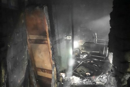 Ночью в Суворовском районе во время пожара на складе едва не взорвались газовые баллоны