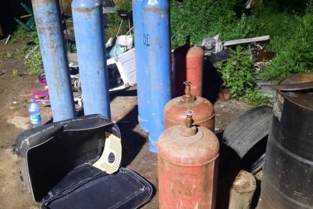 Ночью в Суворовском районе во время пожара на складе едва не взорвались газовые баллоны