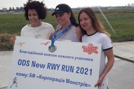 Новую взлетно-посадочную полосу в одесском аэропорту первыми опробовали легкоатлеты (фото)