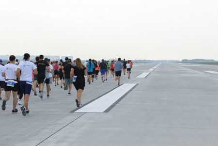 Пятикилометровый забег на новой взлетке одесского аэропорта (фоторепортаж)