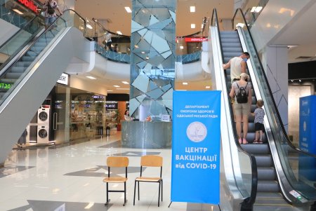За день почти 3 тысячи горожан получили прививку против COVID-19 в одесских центрах массовой вакцинации (фото)