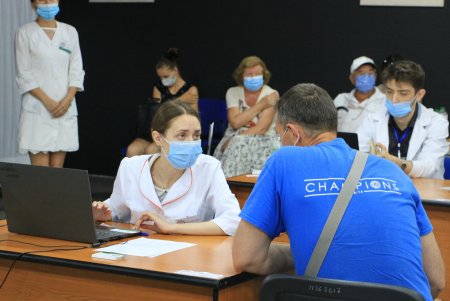 За день почти 3 тысячи горожан получили прививку против COVID-19 в одесских центрах массовой вакцинации (фото)