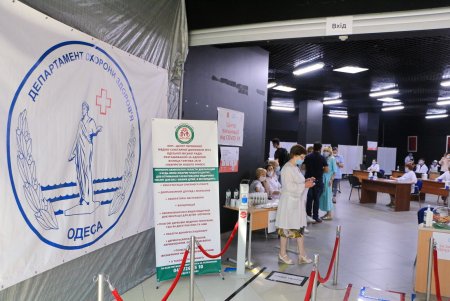 За день почти 3 тысячи горожан получили прививку против COVID-19 в одесских центрах массовой вакцинации (фото)