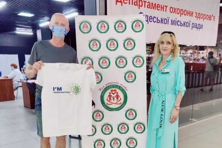 За день почти 3 тысячи горожан получили прививку против COVID-19 в одесских центрах массовой вакцинации (фото)