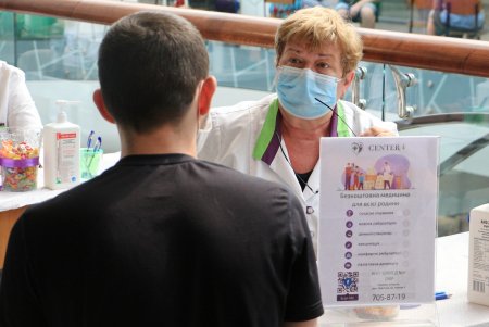 За день почти 3 тысячи горожан получили прививку против COVID-19 в одесских центрах массовой вакцинации (фото)