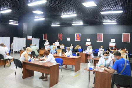 За день почти 3 тысячи горожан получили прививку против COVID-19 в одесских центрах массовой вакцинации (фото)