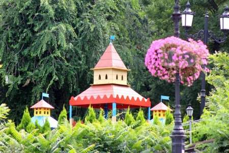 Жаркий летний день в тени Греческого парка (фоторепортаж)
