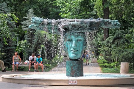 Жаркий летний день в тени Греческого парка (фоторепортаж)