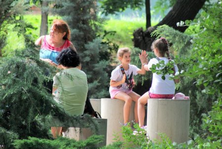 Жаркий летний день в тени Греческого парка (фоторепортаж)