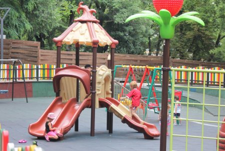 Жаркий летний день в тени Греческого парка (фоторепортаж)