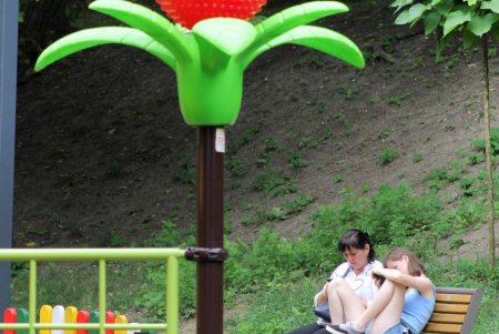 Жаркий летний день в тени Греческого парка (фоторепортаж)