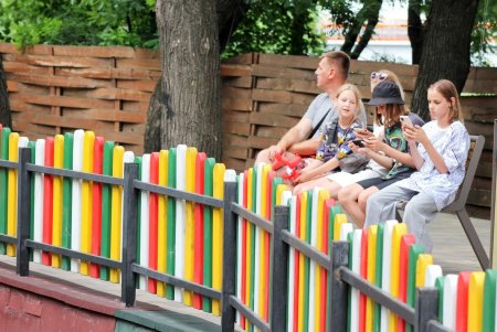 Жаркий летний день в тени Греческого парка (фоторепортаж)