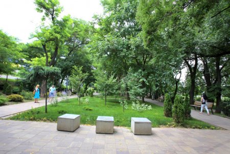 Жаркий летний день в тени Греческого парка (фоторепортаж)