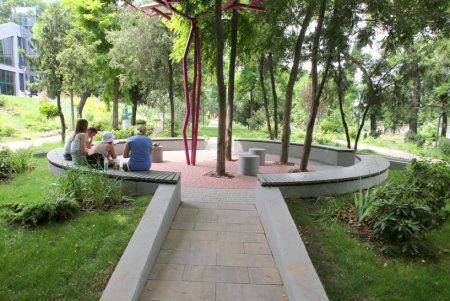 Жаркий летний день в тени Греческого парка (фоторепортаж)