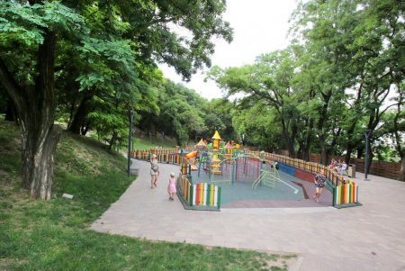 Жаркий летний день в тени Греческого парка (фоторепортаж)