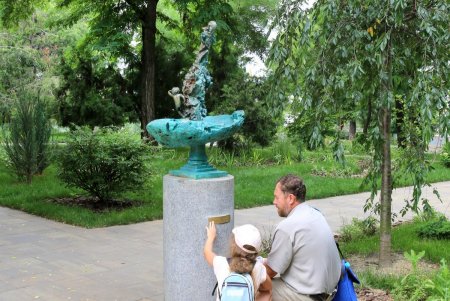 Жаркий летний день в тени Греческого парка (фоторепортаж)
