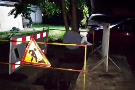 При ремонте теплосетей коммунальщики используют современные ограждения со светоотражающими элементами (фото)