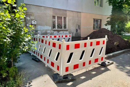 При ремонте теплосетей коммунальщики используют современные ограждения со светоотражающими элементами (фото)