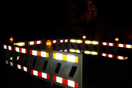 При ремонте теплосетей коммунальщики используют современные ограждения со светоотражающими элементами (фото)