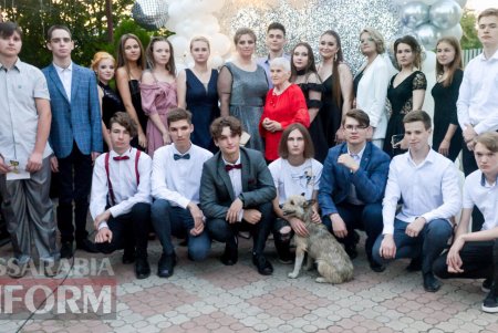 Килийский одиннадцатиклассник пришел на выпускной вместе с псом, который два года сопровождал его в школу (фото)
