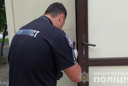 Вооруженный иностранец приставил нож к шее продавца и ограбил киоск на Таирова (фото, видео)