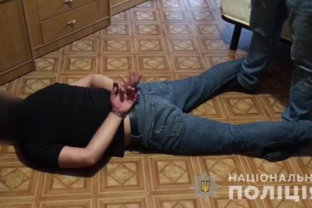 Вооруженный иностранец приставил нож к шее продавца и ограбил киоск на Таирова (фото, видео)