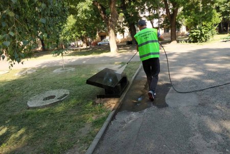 Коммунальщики очистили территорию бюветов и помыли памятники в Малиновском районе (фото)