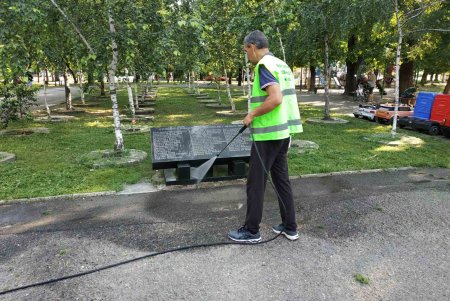Коммунальщики очистили территорию бюветов и помыли памятники в Малиновском районе (фото)