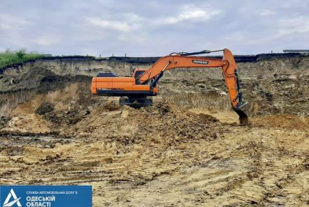 Ливни привели к образованию оползня на трассе Одесса-Киев, который устраняют дорожники