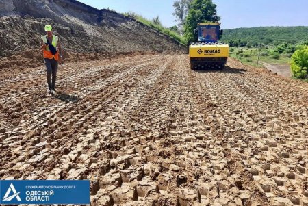 Ливни привели к образованию оползня на трассе Одесса-Киев, который устраняют дорожники