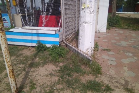 С фасадов одесских зданий демонтировали более 200 незаконных рекламных вывесок (фото)