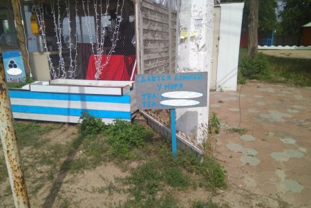 С фасадов одесских зданий демонтировали более 200 незаконных рекламных вывесок (фото)