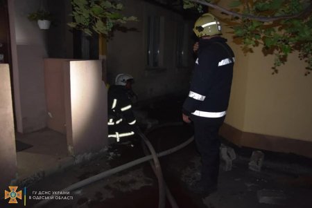Поздно вечером тушили пожар в центре Одессы (фото)