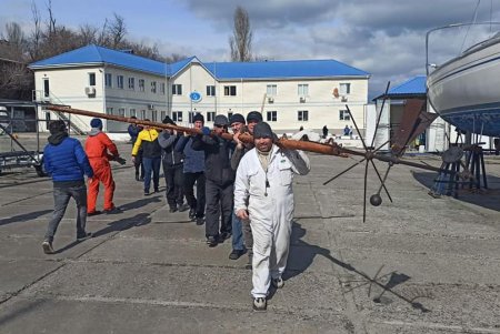 На пляже Отрада установили реконструированный древнегреческий якорь (фото)