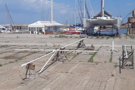 На пляже Отрада установили реконструированный древнегреческий якорь (фото)
