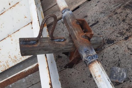 На пляже Отрада установили реконструированный древнегреческий якорь (фото)