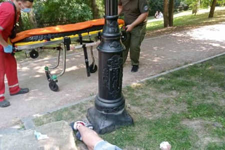 На спортивной площадке в Стамбульском парке спасли мужчину, потерявшего сознание от передозировки наркотиков (фото)