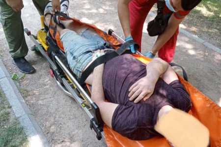 На спортивной площадке в Стамбульском парке спасли мужчину, потерявшего сознание от передозировки наркотиков (фото)