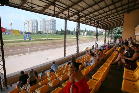 Конный спорт: зрелищные скачки на Одесском ипподроме (фоторепортаж)