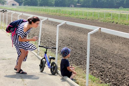Конный спорт: зрелищные скачки на Одесском ипподроме (фоторепортаж)
