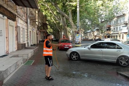 Коммунальщики ежедневно поливают водой тротуары и придомовые территории (фото)