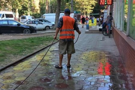 Коммунальщики ежедневно поливают водой тротуары и придомовые территории (фото)