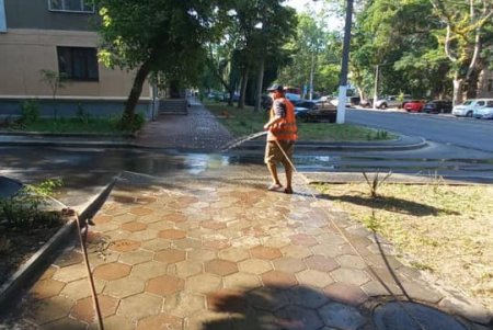 Коммунальщики ежедневно поливают водой тротуары и придомовые территории (фото)