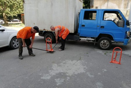 В Киевском районе демонтированы незаконно установленные юнипаркеры (фото)