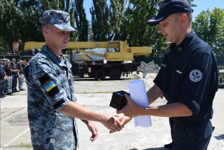 За спасение оказавшегося в штормовом море десантника награжден экипаж катера Измаильского погранотряда (фото)
